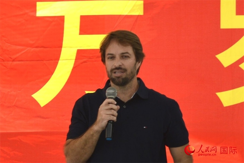 里約州環(huán)境與可持續(xù)發(fā)展廳副廳長費利佩·克魯奇克在捐贈活動上致辭。人民網記者 陳海琪攝