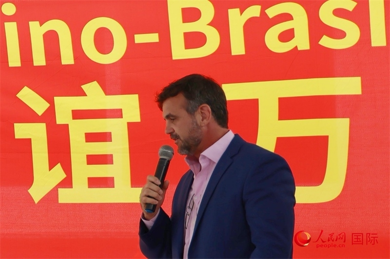 里約州國家環(huán)境研究所所長雷納托·若爾當在捐贈活動上致辭。人民網記者 陳海琪攝