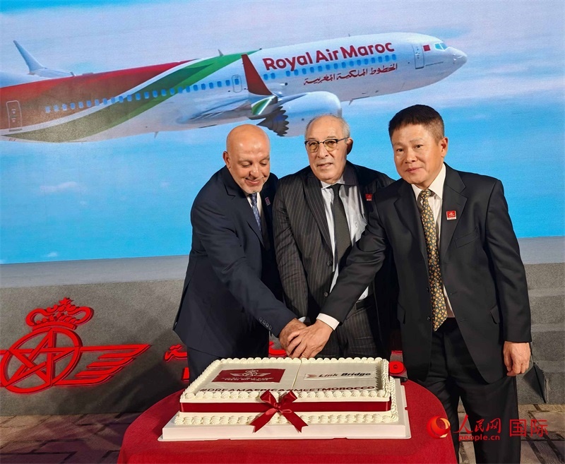 中摩雙方嘉賓共同切蛋糕，慶祝兩國直飛復航。人民網(wǎng)記者 李琰攝