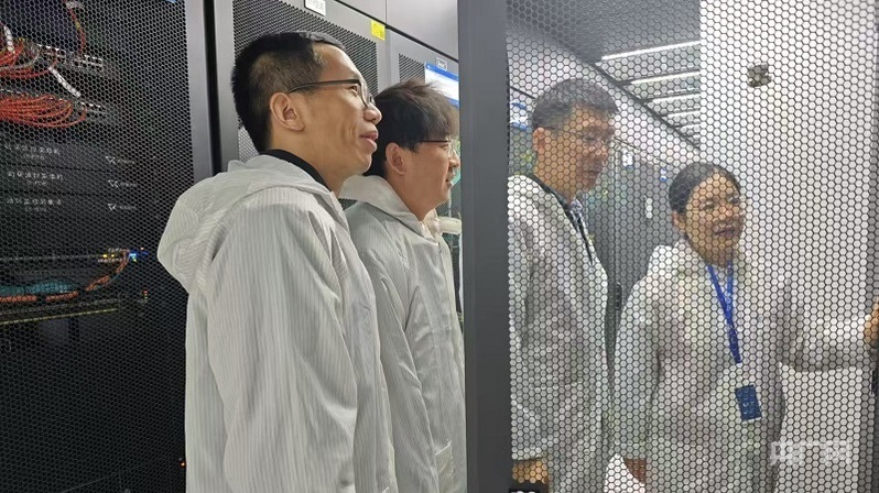 陳平平和團隊在實驗室設備機房開展創(chuàng)新網(wǎng)絡測試驗證(央廣網(wǎng)記者 王錫斐 攝)