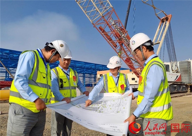 管理團隊現(xiàn)場查看項目進展。人民網(wǎng)記者 管克江攝