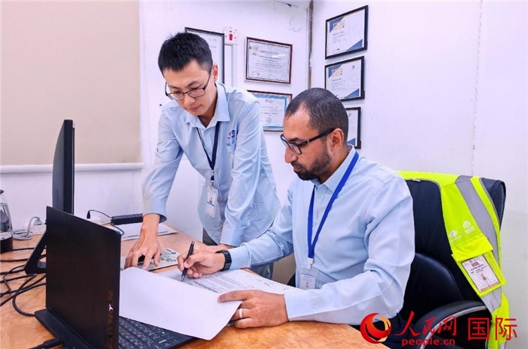 中外員工共同跟進項目進展。人民網(wǎng)記者 管克江攝