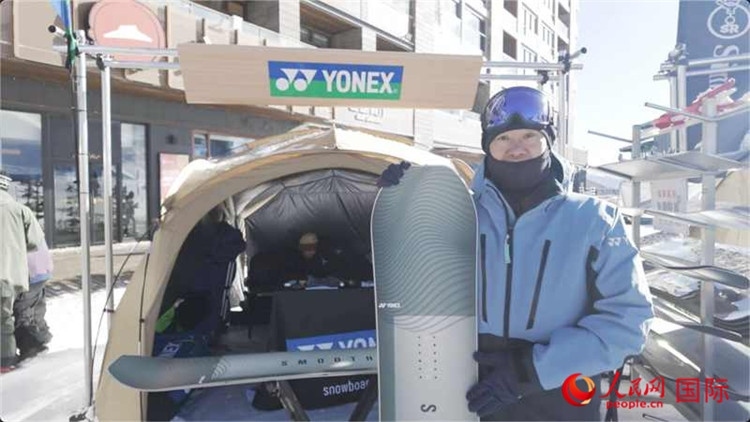 大塚幸博向記者展示滑雪板。人民網(wǎng)記者 袁蒙攝