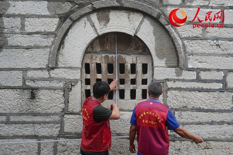 9月14日，山東青州，文物普查隊(duì)員正在實(shí)地調(diào)查。人民網(wǎng)記者 韋衍行攝