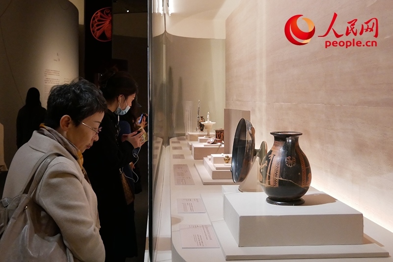 11月13日，觀眾正在國(guó)博參觀“美的多元——古希臘的藝術(shù)與生活”展。人民網(wǎng)記者 韋衍行攝
