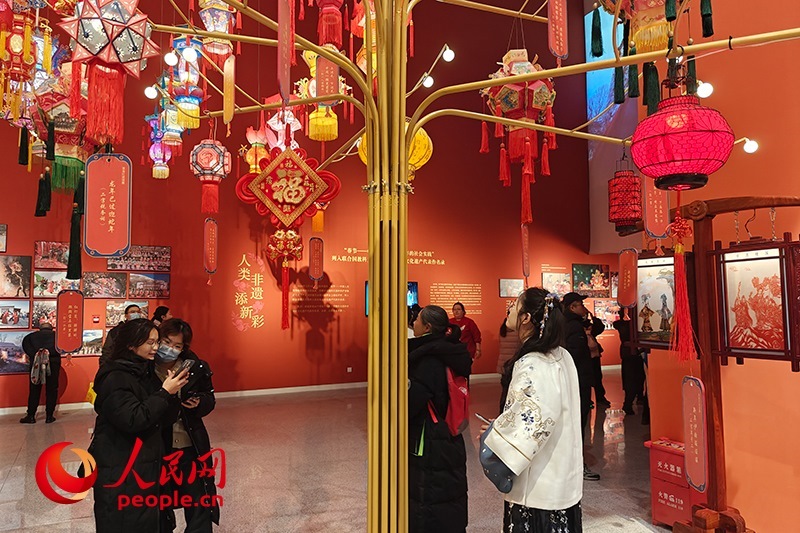 12月21日，觀眾正在參觀“過(guò)年——春節(jié)主題展”。人民網(wǎng)記者 韋衍行攝