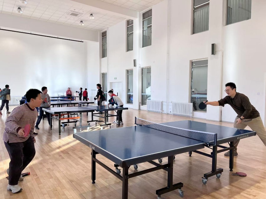 老師和學(xué)生在課間打乒乓球。人民網(wǎng) 白炅攝