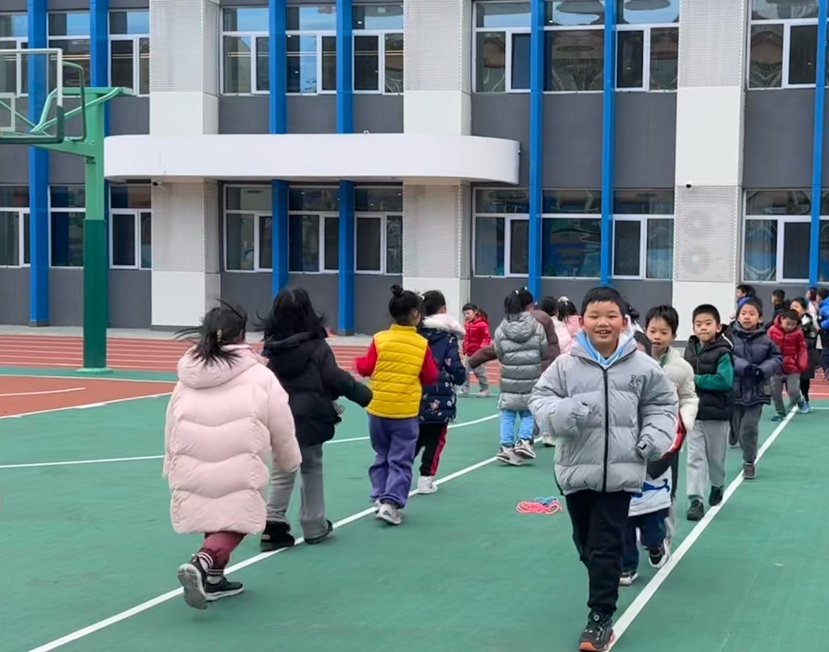一年級的同學(xué)課間跑步 。學(xué)校供圖
