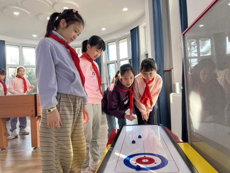 學(xué)生們在少先隊大廳進行課間活動。人民網(wǎng) 白炅攝