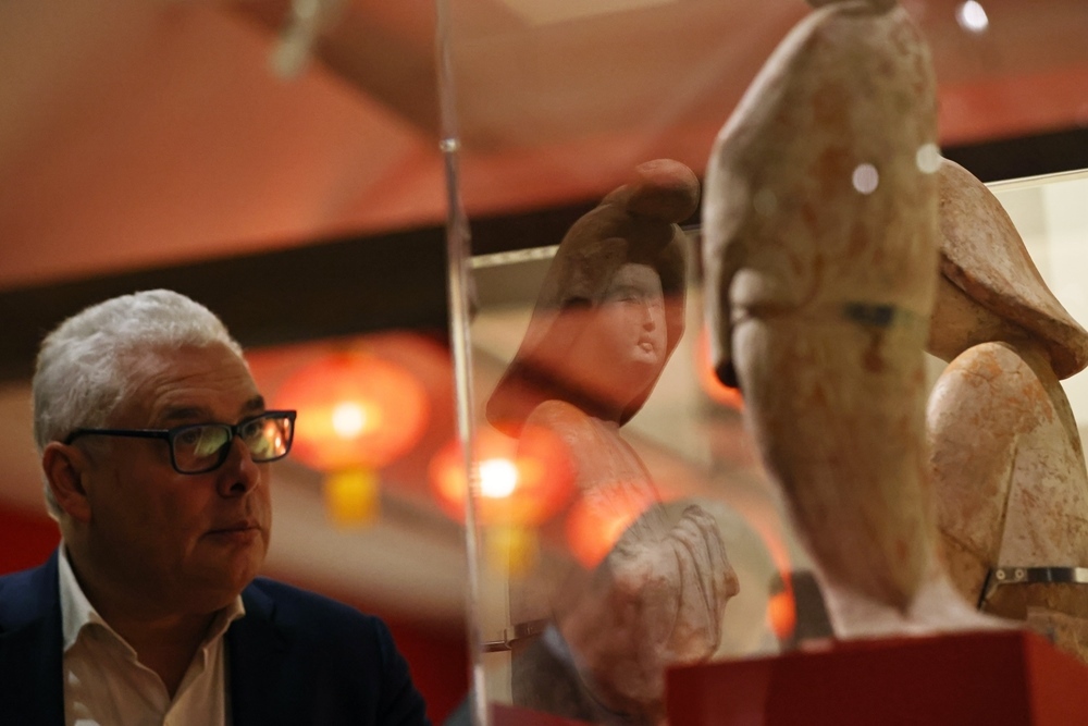 2024年11月18日，在位于法國巴黎的吉美國立亞洲藝術(shù)博物館，一名觀眾參觀“中國·唐——一個多元開放的朝代（7至10世紀(jì)）”展覽。新華社記者 高靜 攝