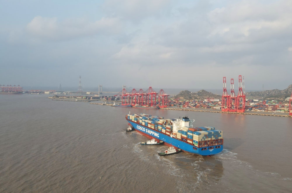 “新上?！陛喌诌_洋山港，這是自秘魯錢凱港開港后首個“錢凱—上?！闭胶酱危?024年12月18日攝，無人機照片）。新華社記者 方喆 攝