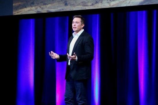  2017年9月29日，在澳大利亞阿德萊德，美國企業(yè)家埃隆·馬斯克在第68屆國際宇航大會閉幕式前做主旨演講。新華社發(fā)（閆寒攝）