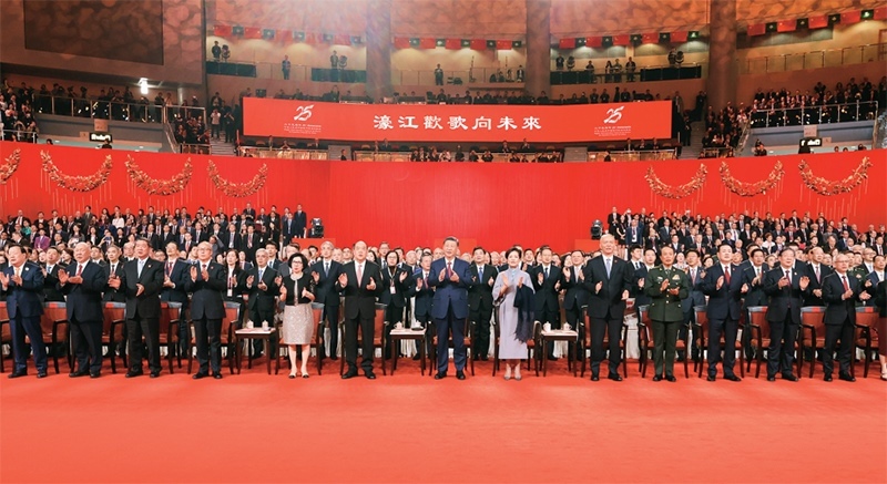 2024年12月19日晚，慶祝澳門回歸祖國(guó)25周年文藝晚會(huì)在澳門東亞運(yùn)動(dòng)會(huì)體育館舉行。中共中央總書記、國(guó)家主席、中央軍委主席習(xí)近平觀看演出。晚會(huì)最后，習(xí)近平同全場(chǎng)觀眾一起高唱《歌唱祖國(guó)》。 新華社記者 丁林/攝