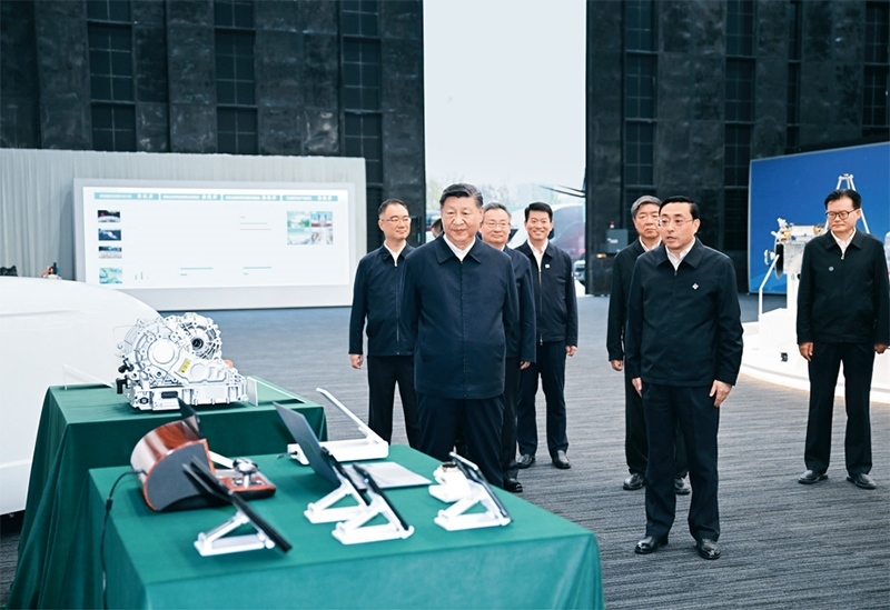 2024年10月17日至18日，中共中央總書記、國(guó)家主席、中央軍委主席習(xí)近平在安徽考察。這是17日下午，習(xí)近平在合肥濱湖科學(xué)城察看安徽省重大科技創(chuàng)新成果集中展示。 新華社記者 謝環(huán)馳/攝