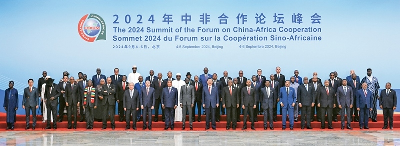 2024年9月5日上午，國(guó)家主席習(xí)近平在北京人民大會(huì)堂出席中非合作論壇北京峰會(huì)開幕式并發(fā)表主旨講話。這是開幕式前，習(xí)近平同出席峰會(huì)的外方領(lǐng)導(dǎo)人集體合影。 新華社記者 饒愛民/攝