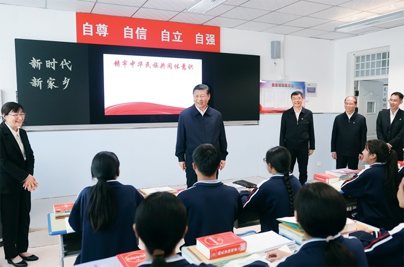 2024年6月18日至19日，中共中央總書記、國(guó)家主席、中央軍委主席習(xí)近平在青海考察。這是18日下午，習(xí)近平在果洛西寧民族中學(xué)高一（1）班觀摩“新時(shí)代、新家鄉(xiāng)”主題思政課。 新華社記者 鞠鵬/攝