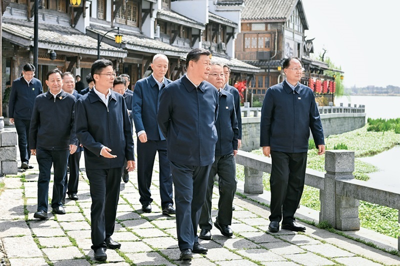 2024年3月18日至21日，中共中央總書記、國(guó)家主席、中央軍委主席習(xí)近平在湖南考察。這是19日上午，習(xí)近平在常德河街考察。 新華社記者 謝環(huán)馳/攝