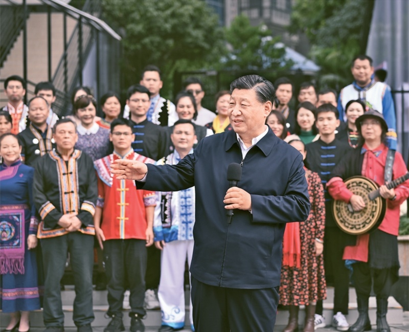 2023年12月14日至15日，中共中央總書記、國(guó)家主席、中央軍委主席習(xí)近平在廣西考察。這是14日上午，習(xí)近平在南寧市良慶區(qū)蟠龍社區(qū)考察時(shí)，同社區(qū)各族群眾親切交流。 新華社記者 燕雁/攝