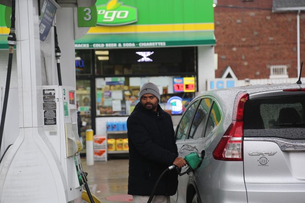 2024年12月11日，一名男子在美國紐約一處加油站加油。新華社記者劉亞南 攝