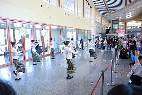 演員在中老鐵路瑯勃拉邦車站表演節(jié)目。蓬屏攝