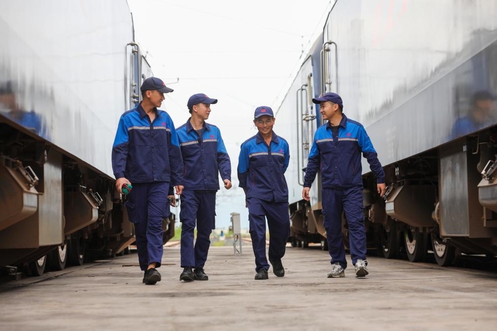 2024年9月9日，來自中國(guó)、老撾的師徒4人在中老鐵路萬象運(yùn)營(yíng)管理中心的機(jī)車檢修庫(kù)內(nèi)。新華社發(fā)（楊永全攝）