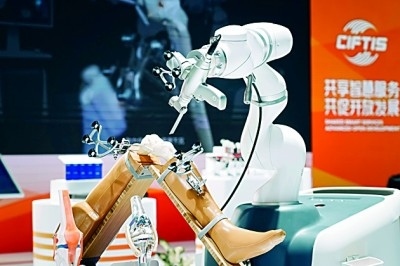 2024年中國國際服務(wù)貿(mào)易交易會上展出的人工智能骨科手術(shù)機(jī)器人。新華社發(fā)