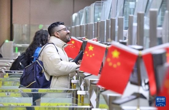 1月2日，國(guó)外旅客通過大興機(jī)場(chǎng)邊檢站入境。新華社記者 李欣 攝