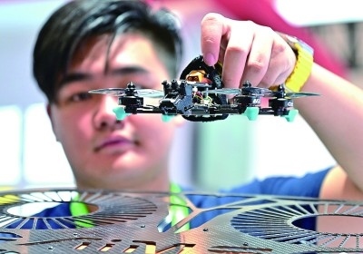 在首屆晉江科技成果轉(zhuǎn)化對(duì)接洽談會(huì)智能裝備展位，工作人員在展示無人機(jī)研究成果。新華社發(fā)