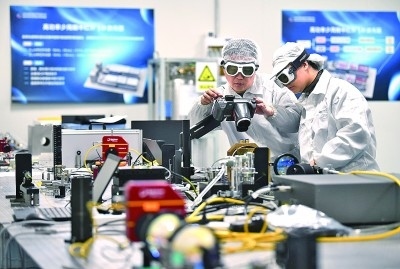 科研人員在中國科學(xué)院西安光學(xué)精密機(jī)械研究所阿秒科學(xué)與技術(shù)研究中心做實(shí)驗(yàn)。新華社發(fā)