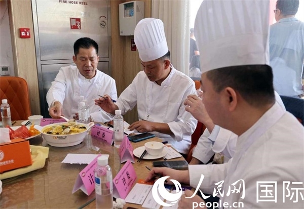 評(píng)委正在品嘗菜品并打分。人民網(wǎng)記者 管克江攝