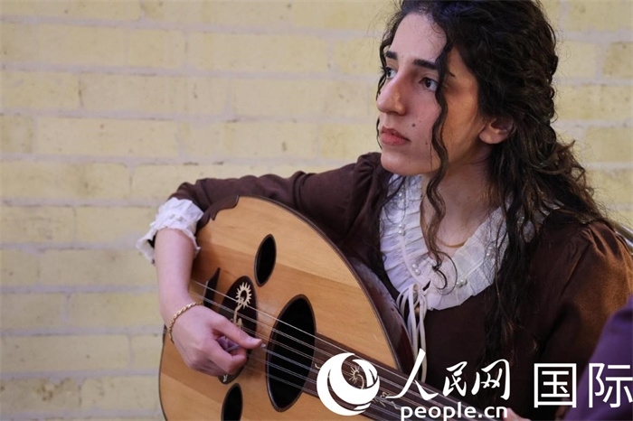 烏德琴女學(xué)員邁希恩。人民網(wǎng) 伊納斯·易卜拉欣攝