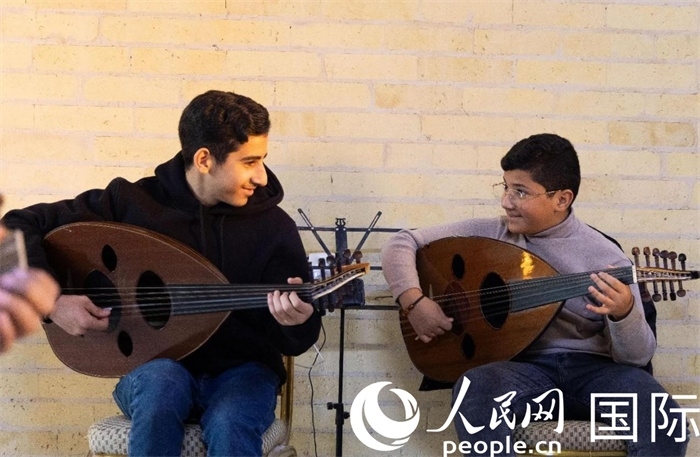 兩名年輕的烏德琴學(xué)員。人民網(wǎng) 伊納斯·易卜拉欣攝