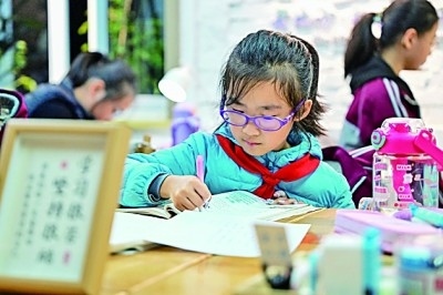 在河南洛陽(yáng)市澗西區(qū)長(zhǎng)安路街道長(zhǎng)安路二社區(qū)共享自習(xí)室內(nèi)，孩子們?cè)趯W(xué)習(xí)。李衛(wèi)超攝/光明圖片