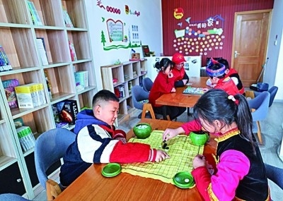 浙江岱山縣秀山鄉(xiāng)秀南村“民生小鋪”里，放學(xué)后的小學(xué)生在下棋。新華社發(fā)