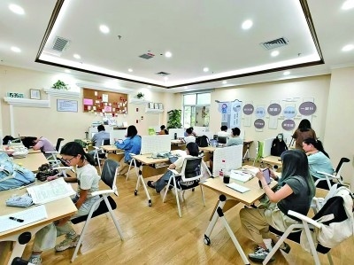 廣東深圳市龍崗區(qū)黨群服務(wù)中心開設(shè)的共享自習(xí)室一景。受訪者供圖