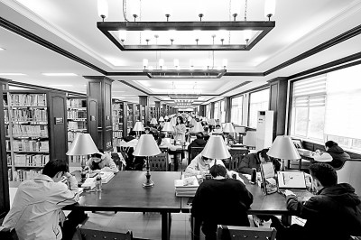 重慶大學(xué)圖書(shū)館，大學(xué)生們正在讀書(shū)學(xué)習(xí)。孫凱芳攝/光明圖片