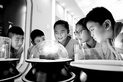 江西省南昌市青云客航天科創(chuàng)空間青少年科普館，孩子們在觀察光壓傳動試驗。鮑贛生攝/光明圖片