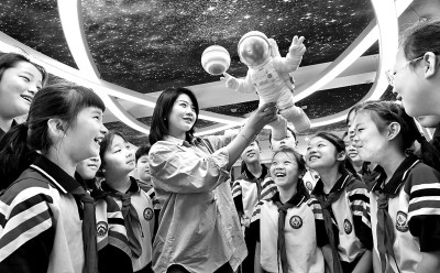 河北省邯鄲市邯山區(qū)實驗小學老師向?qū)W生們介紹航空航天知識。郝群英攝/光明圖片