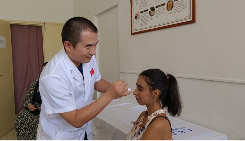 中國醫(yī)生為患者針灸治療。中國援阿爾及利亞醫(yī)療隊(duì)供圖