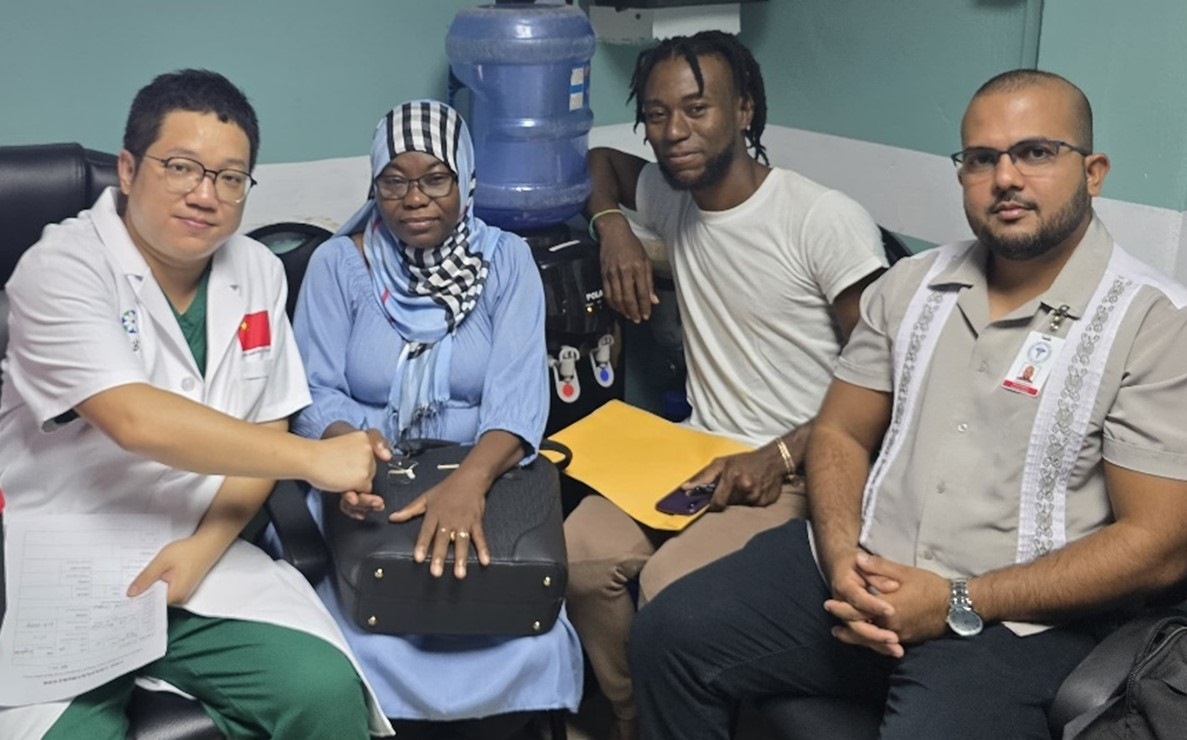 第20期中國援圭亞那醫(yī)療隊(duì)成員與患者及其家屬合影。第20期中國援圭亞那醫(yī)療隊(duì)供圖