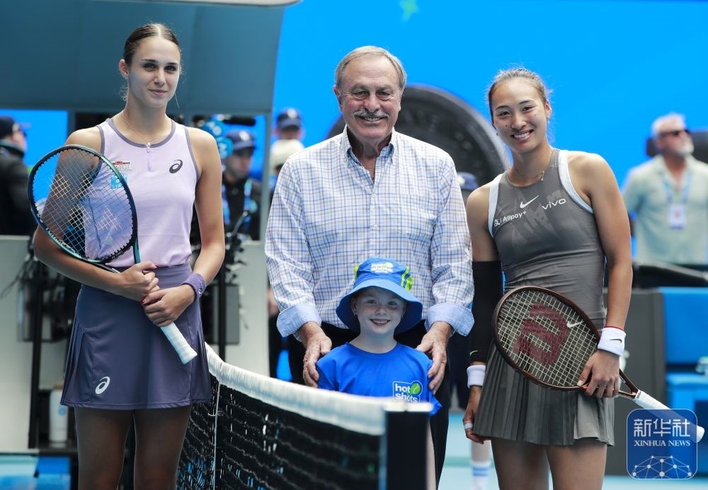 ↑鄭欽文（右）、托多尼（左）在比賽前與澳大利亞網(wǎng)球名將約翰·紐康姆合影。新華社記者 馬平 攝