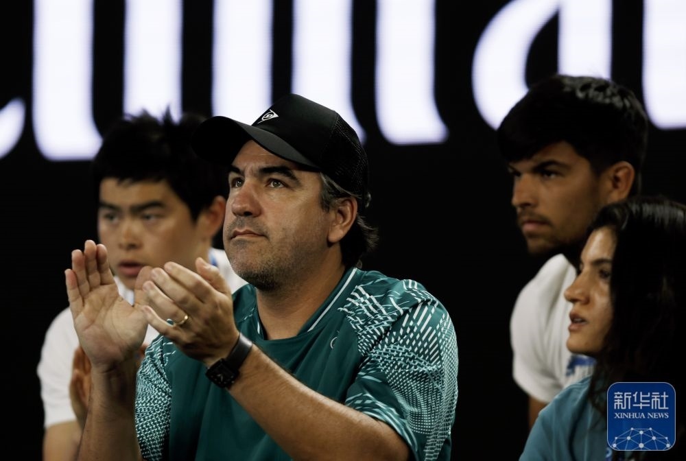 ↑鄭欽文的教練丹特·博蒂尼（中）在場邊觀賽。新華社記者 馬平 攝