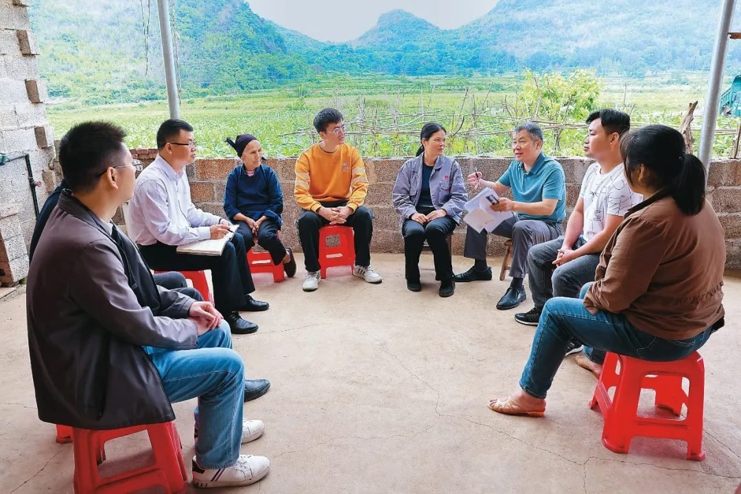 △法學(xué)會(huì)法律咨詢專家等入戶走訪、調(diào)解糾紛。