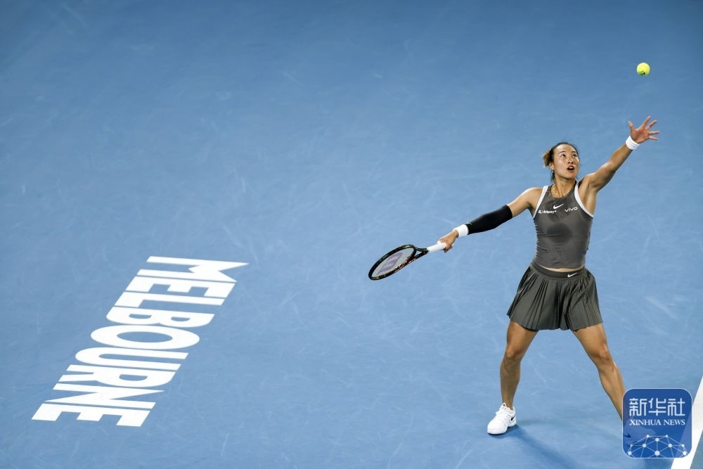 ↑鄭欽文在比賽中發(fā)球。新華社記者 馬平 攝