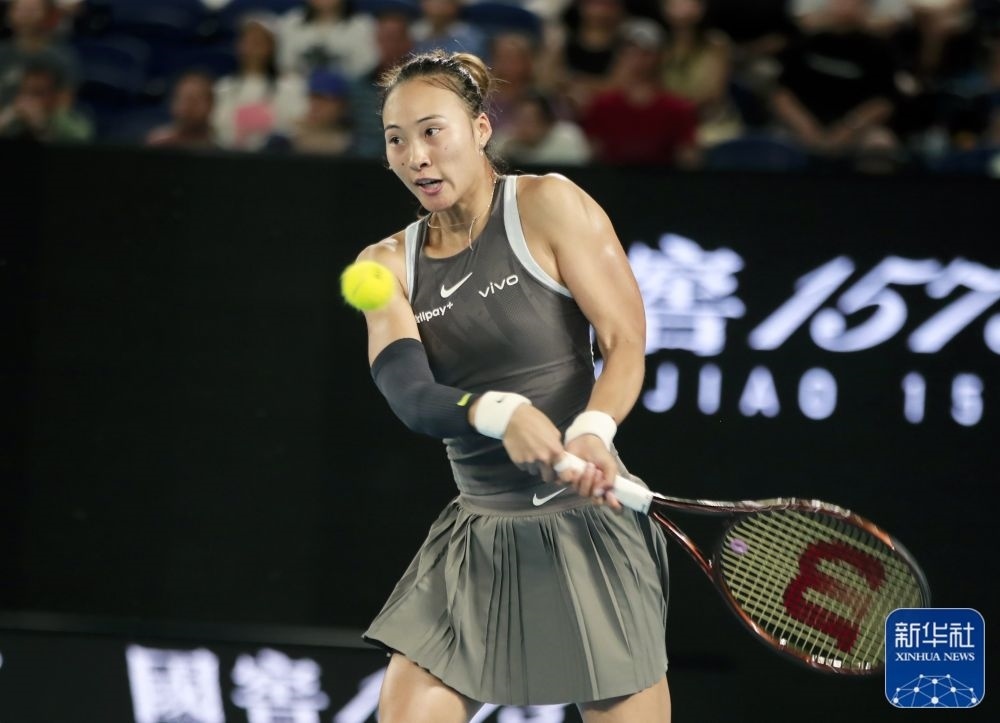 ↑鄭欽文在比賽中回球。新華社記者 馬平 攝