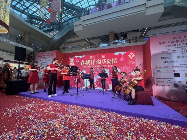 來自中國和新加坡的藝術(shù)團(tuán)體聯(lián)袂表演了歌舞、器樂、武術(shù)、雜技等多種形式的文藝節(jié)目?；顒?dòng)主辦方供圖