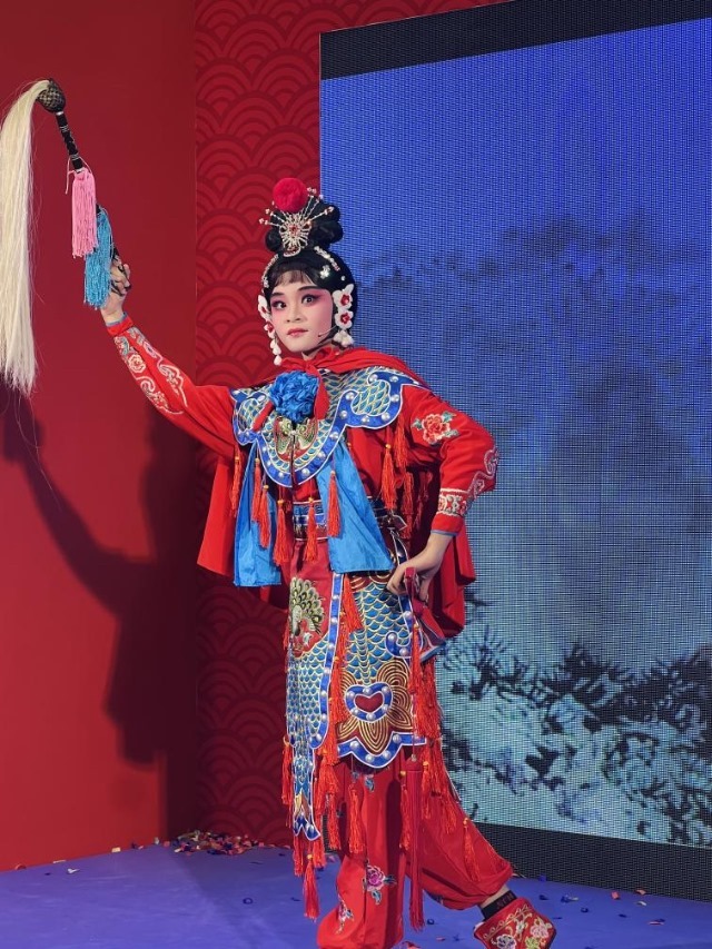 來自中國和新加坡的藝術(shù)團(tuán)體聯(lián)袂表演了歌舞、器樂、武術(shù)、雜技等多種形式的文藝節(jié)目?；顒?dòng)主辦方供圖