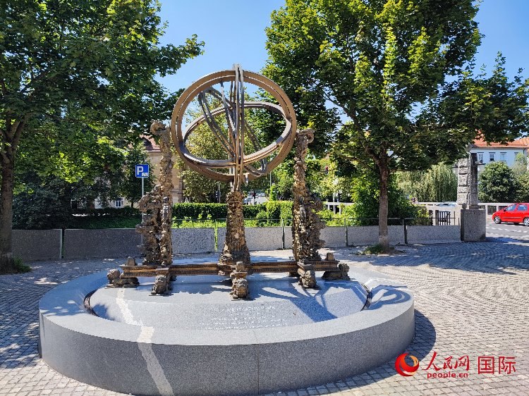 位于盧布爾雅那古城中心河畔的中斯友好紀(jì)念碑。人民網(wǎng)記者 謝亞宏攝