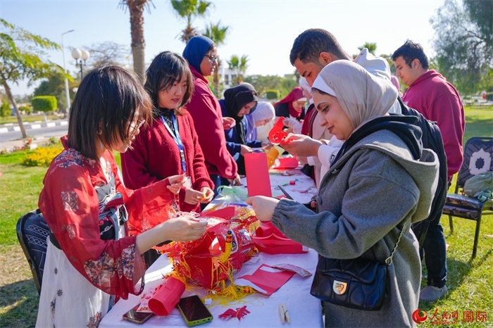 學(xué)生們踴躍參與中國(guó)文化體驗(yàn)活動(dòng)。人民網(wǎng) 塔里克·易卜拉欣攝