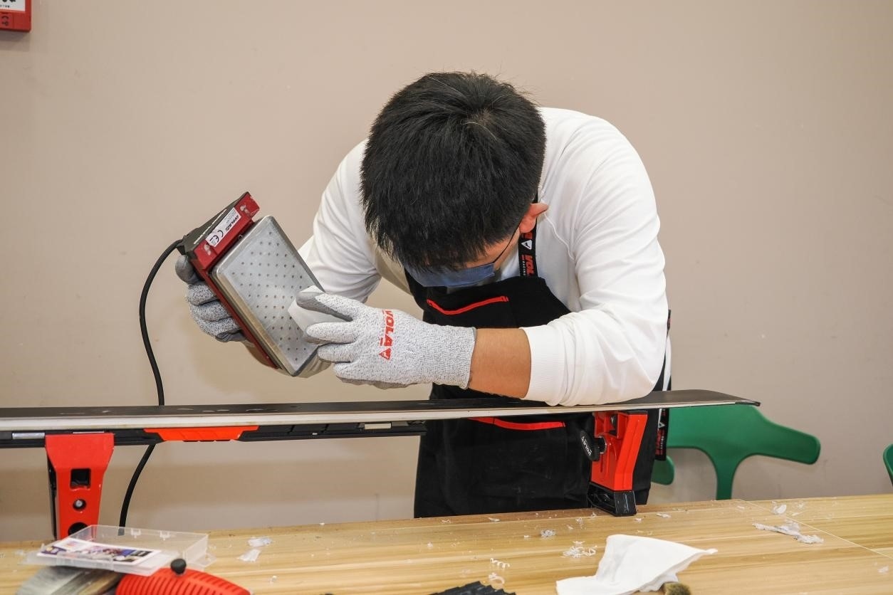 米嘉軒正在給雪板打蠟。受訪者供圖